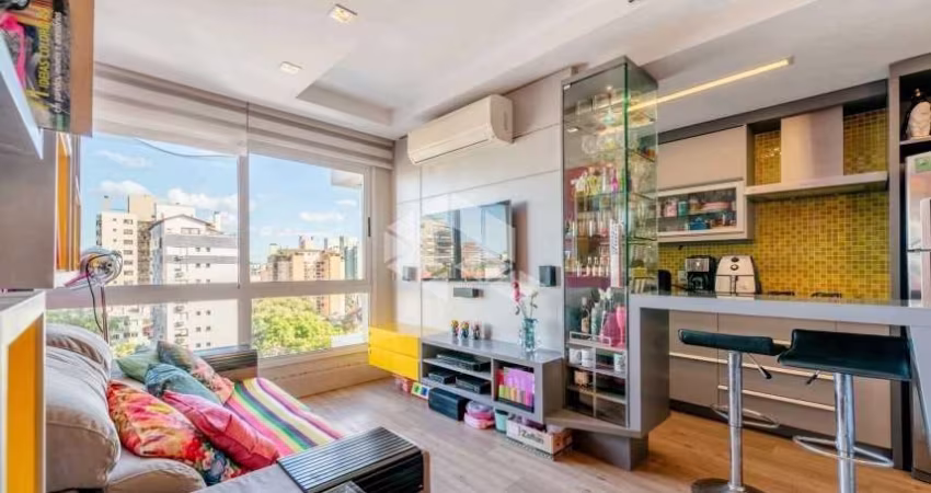Apartamento com dois quartos, em andar alto, no Petrópolis