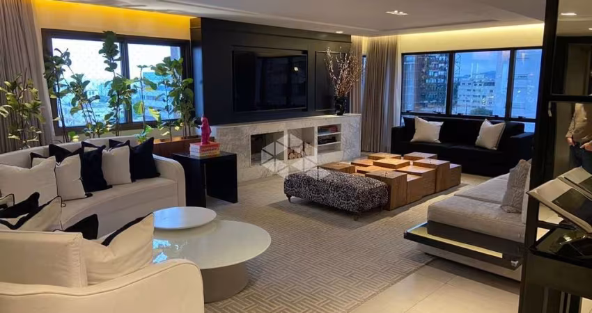 Apartamento com 248m² e três suítes no Petrópolis