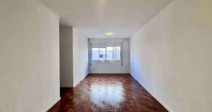 Apartamento com três quartos, vaga e elevador, no petrópolis