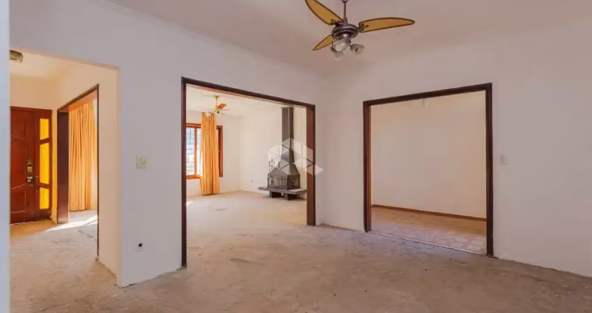 Casa ampla com pátio nos fundos e na frente, no coração do três figueiras