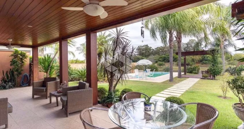 Casa com quatro suítes e fundos pro lago, no terraville