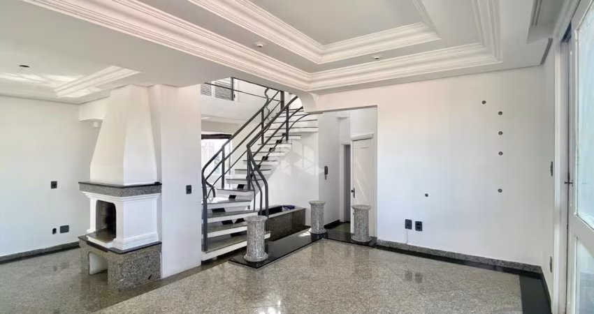 Cobertura triplex possui 4 quartos sendo 2 suites, 3 banheiros, churrasqueira, 2 vagas no Jardim Lindóia