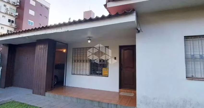 Casa 4 dormitórios sendo suíte, com lareira na sala, garagem para 4 carros, churrasqueira e deposito no jardim lindóia