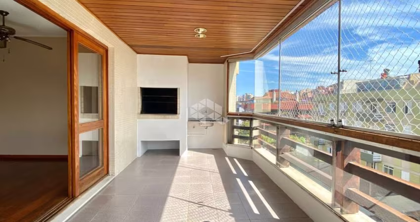 Apartamento 03 quartos com suíte, sacada integrada com churrasqueira em rua tranquila.