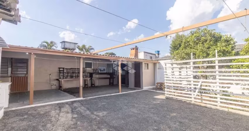 Casa com 2 dormitórios com possibilidade para 3 quartos, pátio com vaga para 4 carros