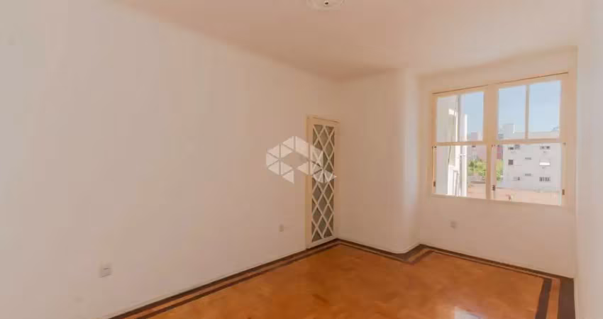 Apartamento amplo com 2 quartos, na general caldwell no bairro menino deus.