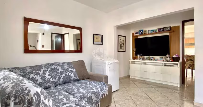 Casa sobrado com 3 domitórios 2 banheiros, sendo 1 suíte, sala, cozinha, pátio, churrasqueira