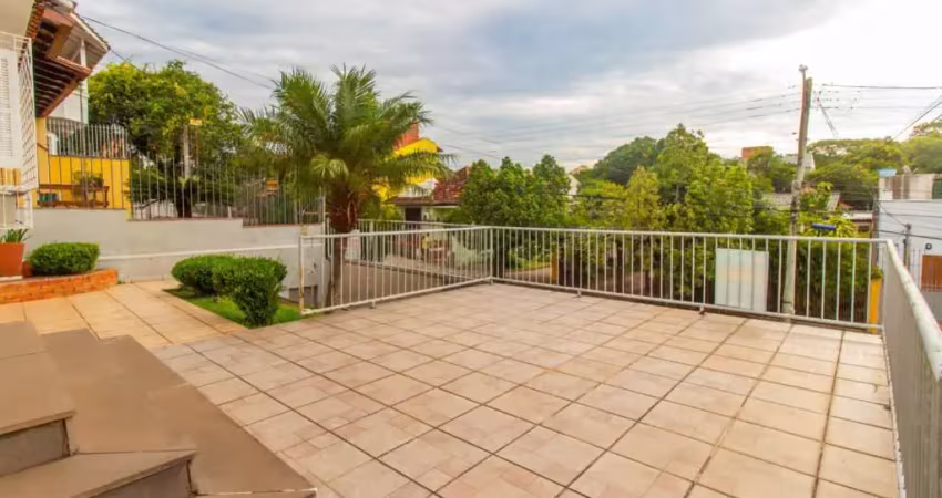Casa ampla com 3 quartos; 2 banheiros amplo living e 2 vagas cobertas na vila ipiranga