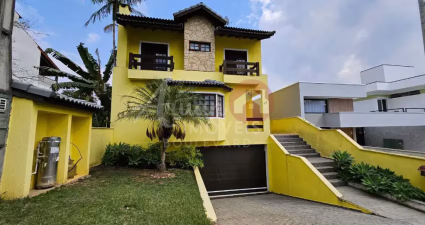 Casa para venda no condominio Aruã com 03 dormitórios e fundo reserva.
