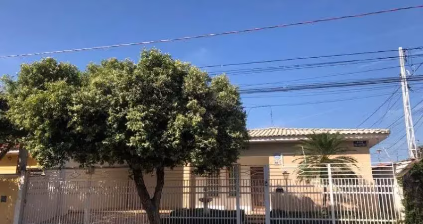 Imperdível! Casa à venda em Birigüi-SP, Centro - 3 quartos, 1 suíte, 3 salas, 2 banheiros, 3 vagas de garagem, 190m².