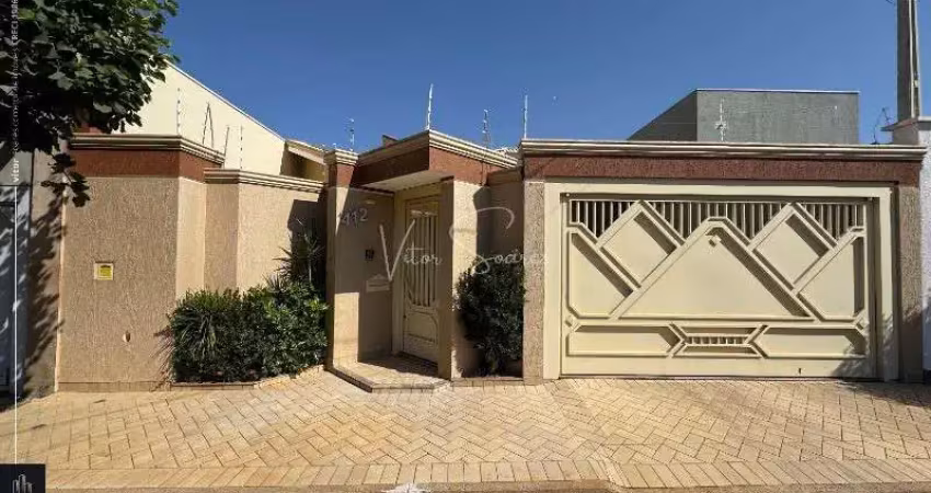 Está à venda na Vila Pontes uma excelente casa com três quartos sendo um suíte.