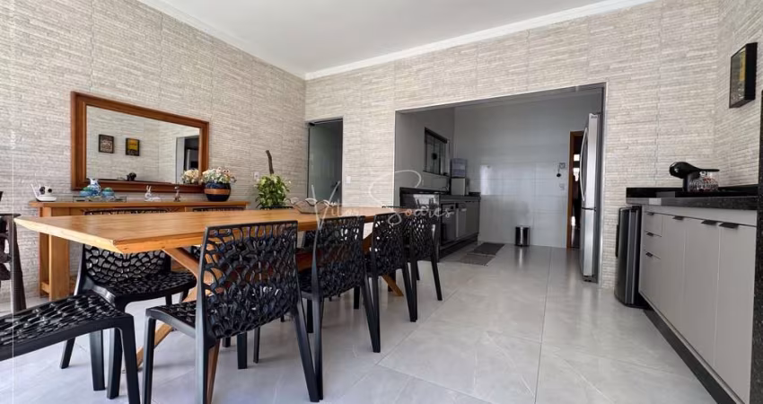 Casa á venda no condominio Veneza, casa com: 3 quartos sendo 2 suítes, sala de TV com pé direito alto, piscina e garagem coberta para 2 veículos
