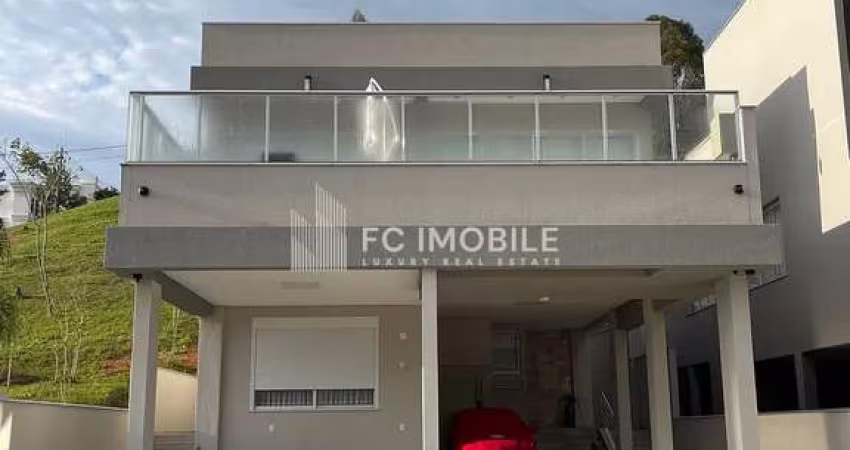 Casa com 402 m² privativos, 3 suítes, à venda em Camboriú/SC
