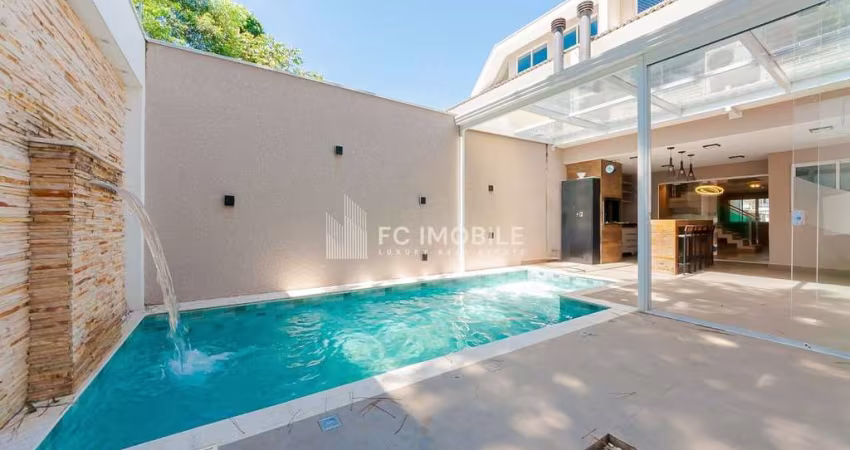 Sobrado Triplex com Piscina em Santa Felicidade