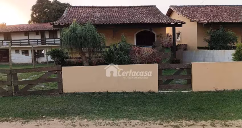 Casa à venda modelo colonial com 3 quartos, sendo 1 suíte, no balneário são pedro em são pedro da aldeia-rj.