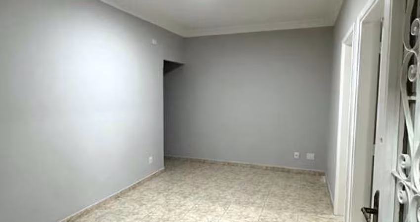 OPORTUNIDADE! Apto Térreo Reformado, 2 Quartos, Excelente Localização  Macuco/Santos  R$ 275,6 mil