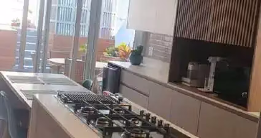 Magnífica casa, situada na tranquila e arborizada Vila São Silvestre,