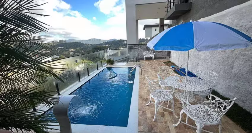 Belíssima Casa a Venda  Condomínio New Ville
