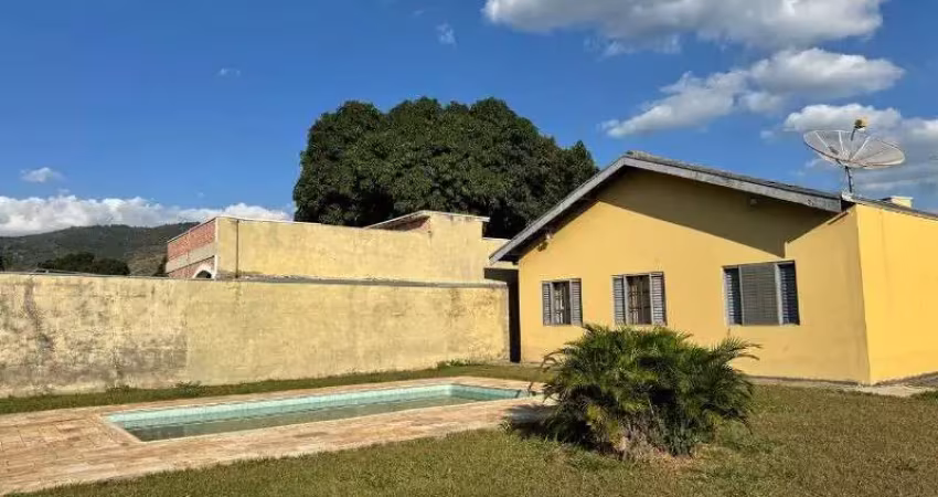 Casa térrea à venda com 1040m² de terreno a uma quadra da Av. Principal