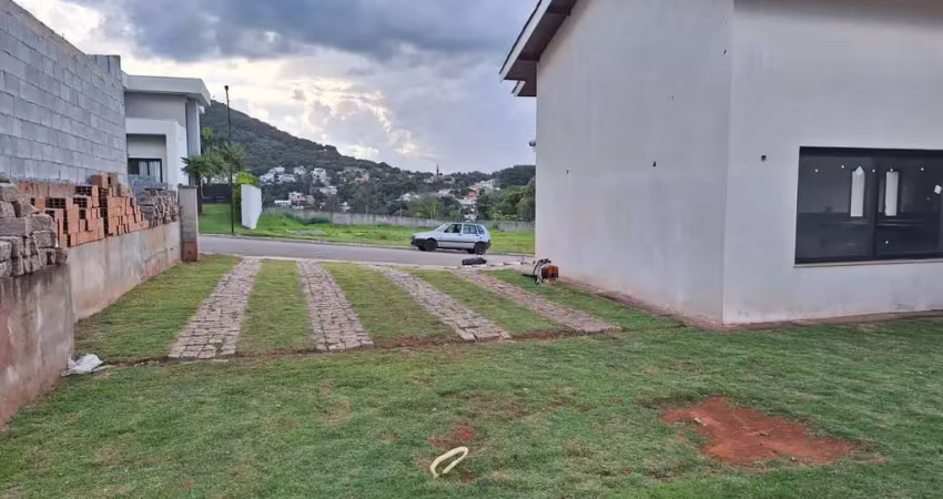 Casa inacabada à venda no condomínio passaredo em atibaia!