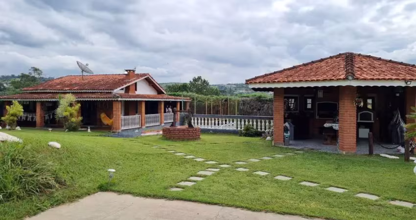 Chácara com 2000m² e 4 quartos à venda, em rua asfaltada e perto da fernão dias