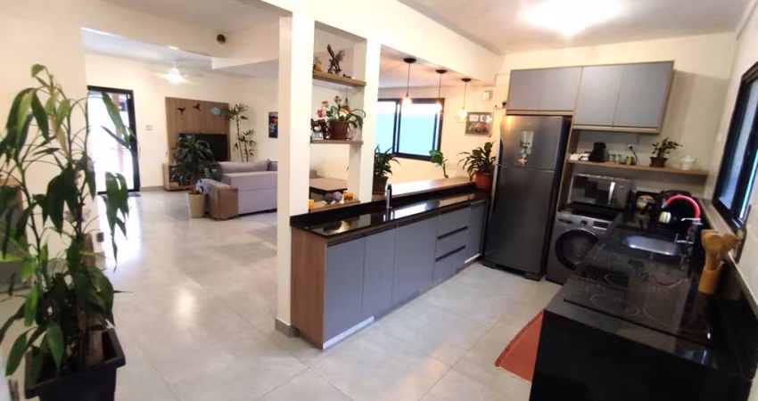 Imperdível casa à venda em Atibaia-SP, bairro Serras de Atibaia 2! 3 quartos, 1 suíte, 2 salas, 3 banheiros, 3 vagas de garagem, 120m². Confira!