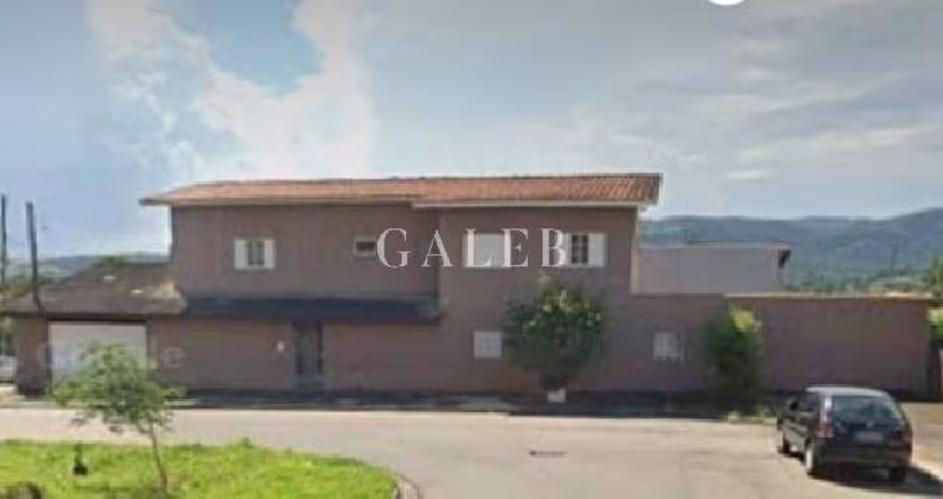 Imperdível casa à venda em Atibaia-SP, no Jardim Colonial: 3 quartos, 1 suíte, 2 salas, 3 banheiros, 2 vagas de garagem, 178m².