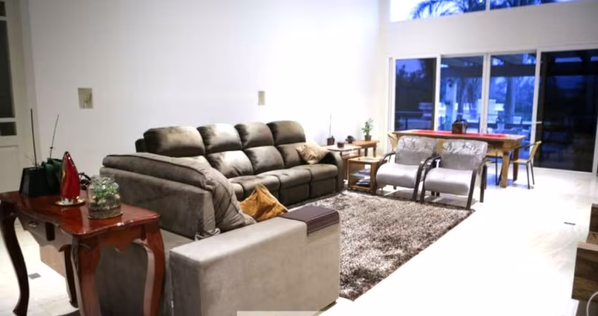 Imponente Casa em Condomínio à Venda em Atibaia-SP  5 quartos, 5 suítes, 3 salas, 7 banheiros, 3 vagas, 347m²  Bairro Condomínio Porto Atibaia