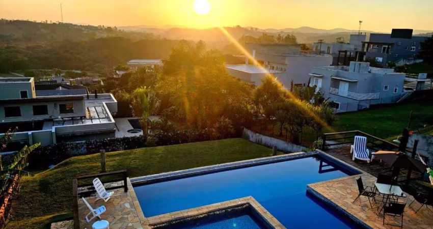 Casa com 5 quartos em condomínio com área de lazer completa!!