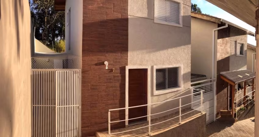 Sobrado à venda em condomínio, 90m² construído, por apenas R$425.000,00