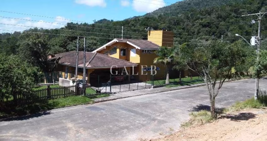 CASA TÉRREA COM 4 DORMITÓRIOS, 1089m2 de terreno, bem localizada em Atibaia-SP