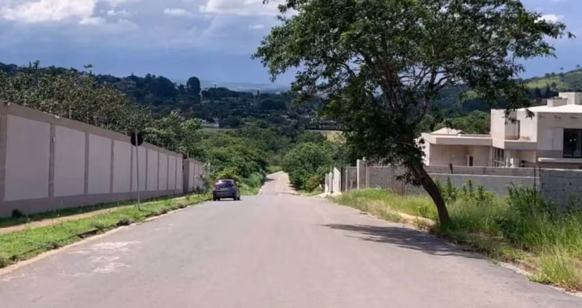 Terreno de 500 m² a venda com uma ótima localização e uma vista fantástica para pedra grande.