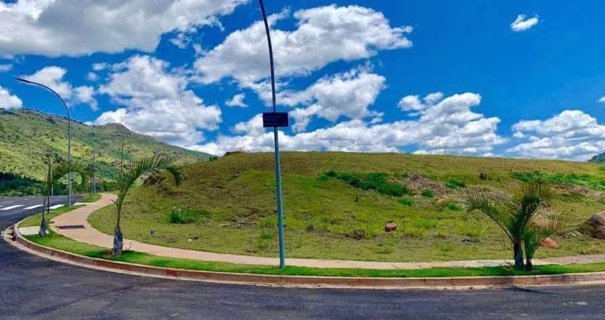 Lote de esquina  - totalizando 1.051m², EM CONDOMÍNIO