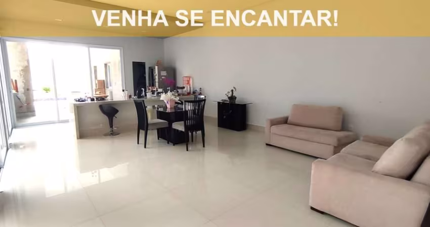 SOBRADO À VENDA COM 3 SUÍTES AMPLAS, PISCINA, QUINTAL E MUITO MAIS...