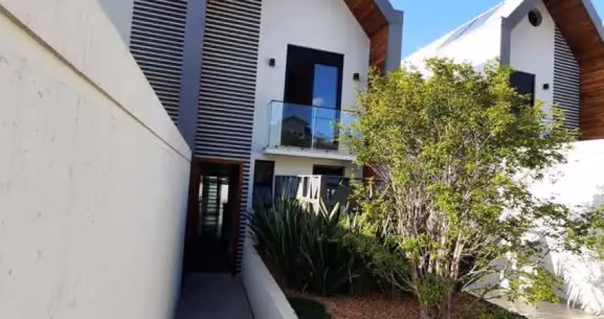 Sobrado estilo europeu, próximo ao lago do jd. dos pinheiros