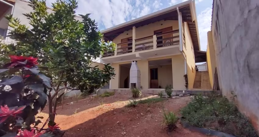 Casa térrea à venda com bastante espaço, 03 quartos sendo um suíte, 200m² construído
