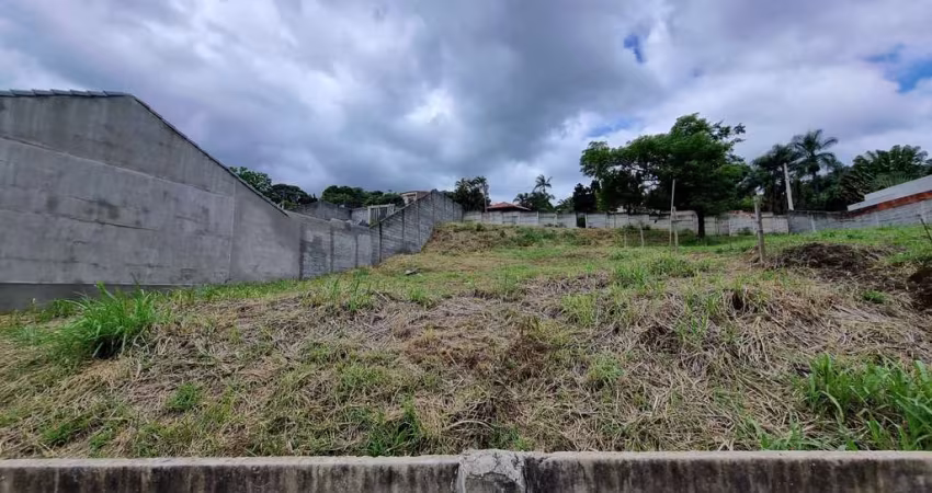 Terreno levemente declive no bairro Retiro das Fontes