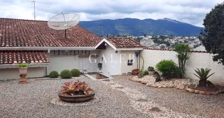 Casa à venda no jd. do lago com bastante quintal, 3 quartos