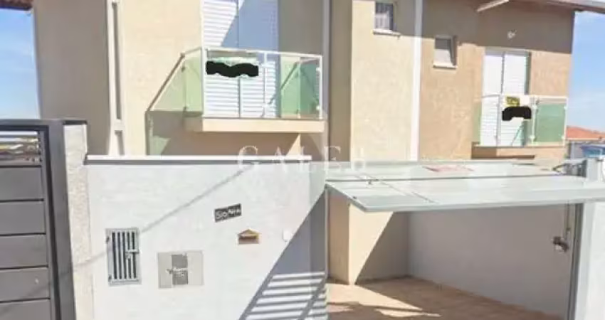 Sobrado à venda com 2 quartos, fica na avenida principal do bairro