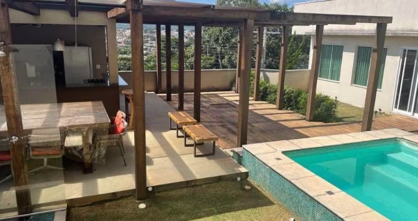 Um showww de vista, sobrado à venda com 3 suítes (closet amplo), piscina