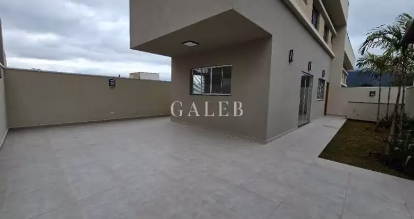 Sobrado à venda com 3 suítes, quintal e área gourmet, ótimo bairro