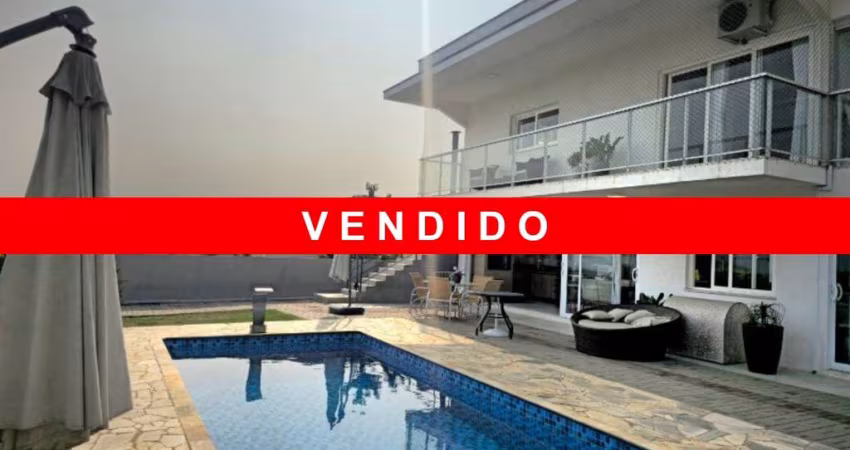 Casa com 3 suítes, escritório piscina no condomínio Serra da Estrela!!