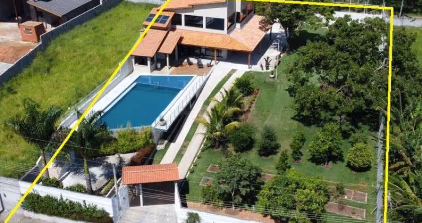CHÁCARA ESPETACULAR 5 SUÍTES TÉRREO DE FRENTE PARA PEDRA GRANDE EXCELENTE LOCALIZAÇÃO