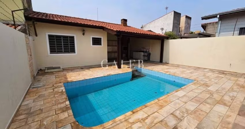 Casa térrea com 3 quartos, piscina, quintal e próximo de comércios