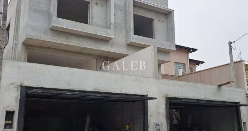 Sobrado com 3 quartos(1 suíte), garagem coberta, sala ampla