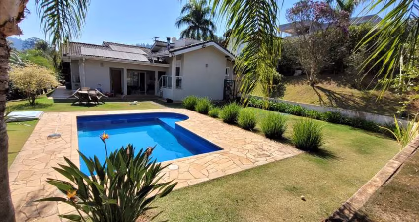 Casa térrea, com um projeto estiloso, com espaços integrados e dentro de um  condomínio!!