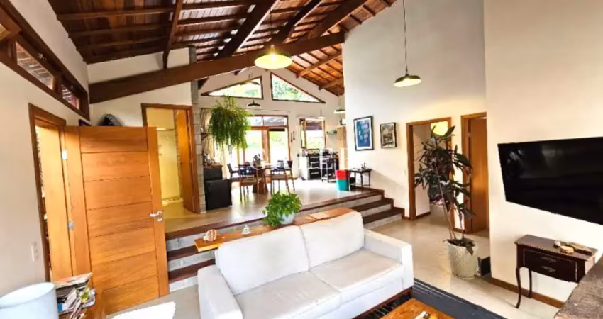 Casa rústica e moderna ao mesmo tempo em condomínio dentro da cidade