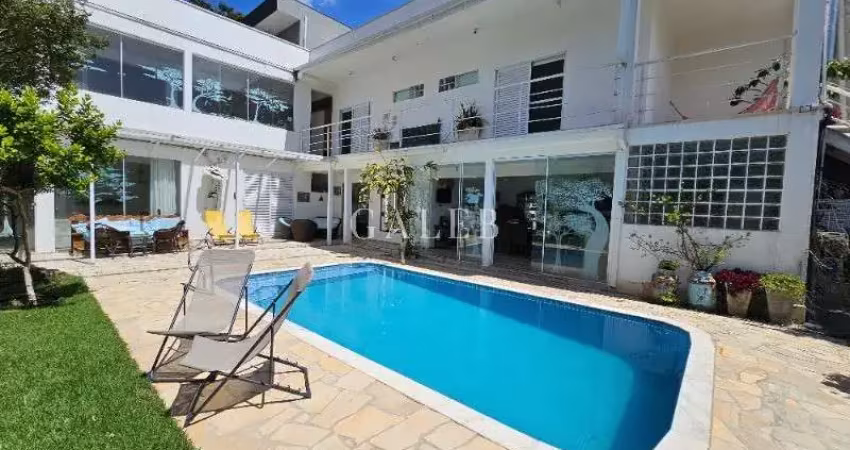 Sobrado à venda com 5 suítes e com vista para pedra grande