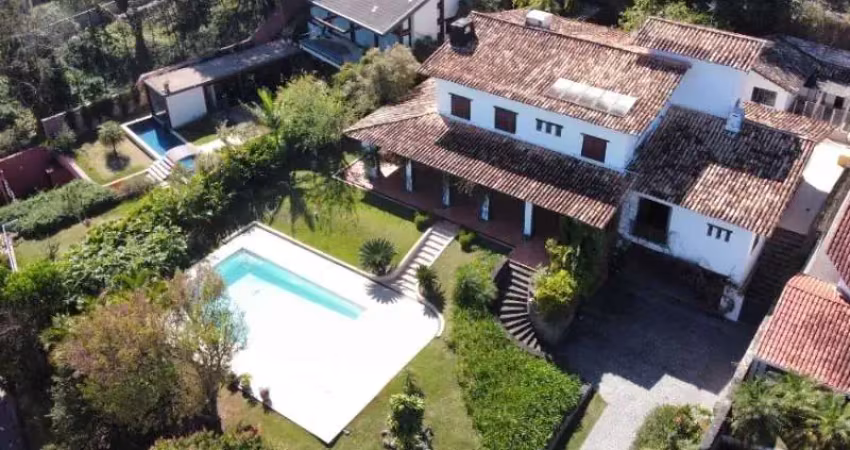 Magnífica casa à venda em atibaia, com 04 quartos, 5 salas, piscina, 1598m2, natureza maravilhosa, bairro nobre.