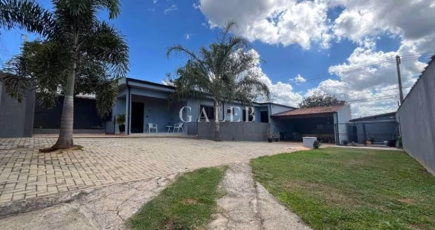 Imperdível Casa à Venda em Atibaia-SP, Parque Fernão Dias: 3 quartos, 1 suíte, 2 salas, 3 banheiros, 4 vagas, 124m².